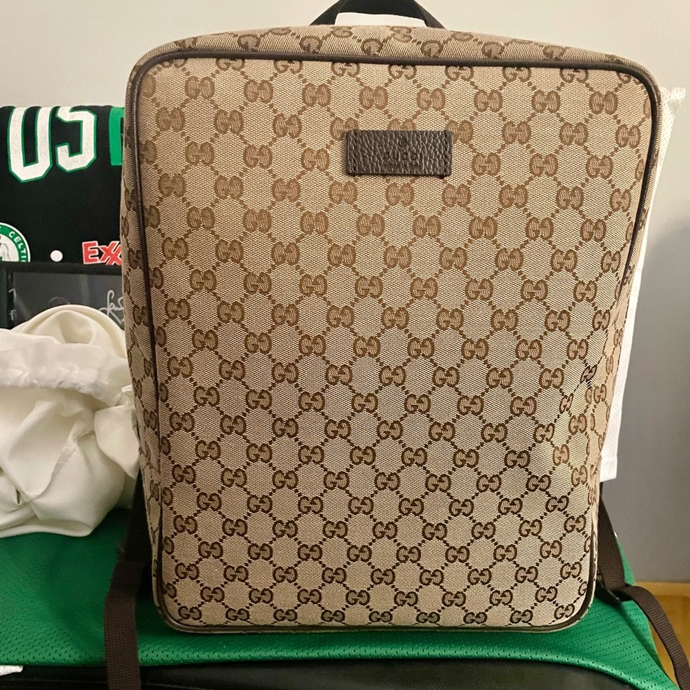 SOLD ELSEWHERE! Gucci zip around backpack in EXCELLENT condition!